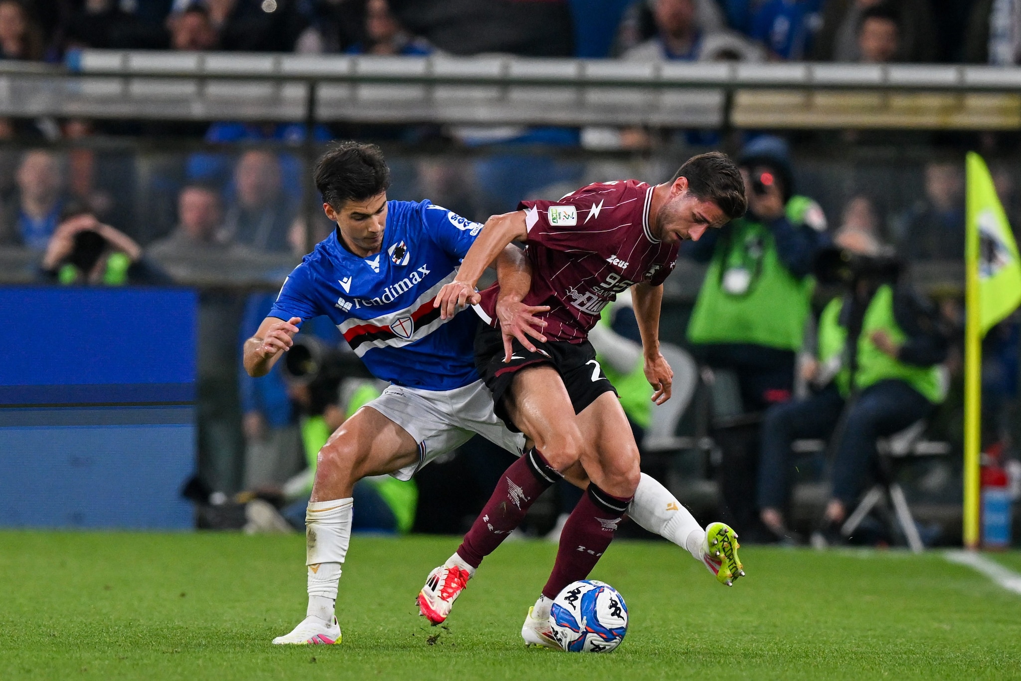Preview Sospesa Salernitana-Sampdoria: Caos Fumogeni e Seggiolini Nel Playout di Serie B