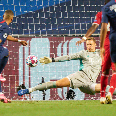 Manuel Neuer di nuovo in versione Superman: la sfida a Donnarumma e al PSG è lanciata