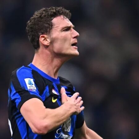 Pavard gioca a padel a Porto Cervo mentre l’Inter litiga