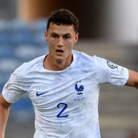 Pavard gioca a padel a Porto Cervo mentre l’Inter litiga: la foto che fa discutere