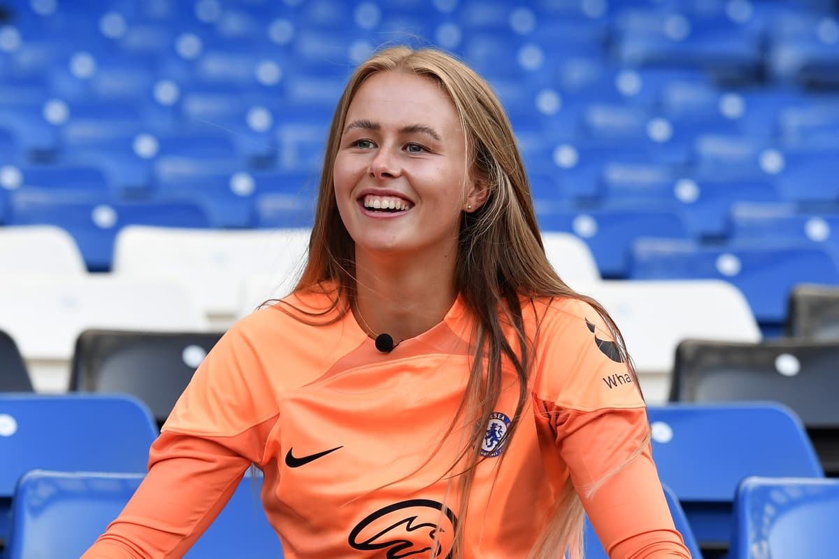 Preview Hannah Hampton: La Portiera che Supera lo Strabismo agli Europei Femminili