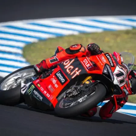 Superbike: Iannone frena in ritardo e provoca un maxi-incidente, sei piloti a terra e tre in ospedale! Petrucci furioso: «Non mi parli!»