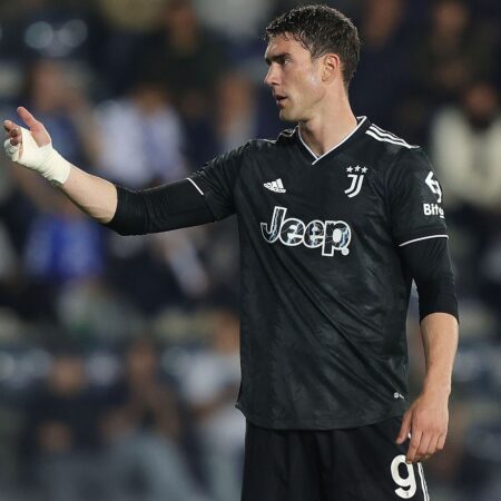Il Futuro di Vlahovic alla Juventus: Analisi tra Vantaggi e Svantaggi