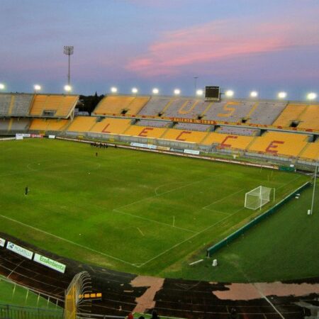 Lecce-Cagliari: Le Formazioni Ufficiali della Sfida al Via del Mare