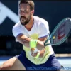Dzumhur: Nato tra le bombe, attore per un attimo, tennista per sempre. La storia da film dell’avversario di Sinner