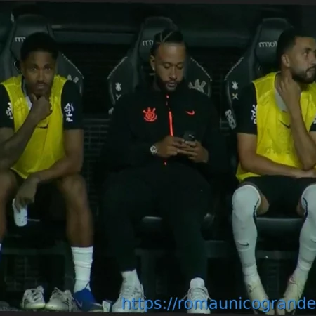 Memphis Depay sorpreso con lo smartphone in panchina: richiamo dallo staff
