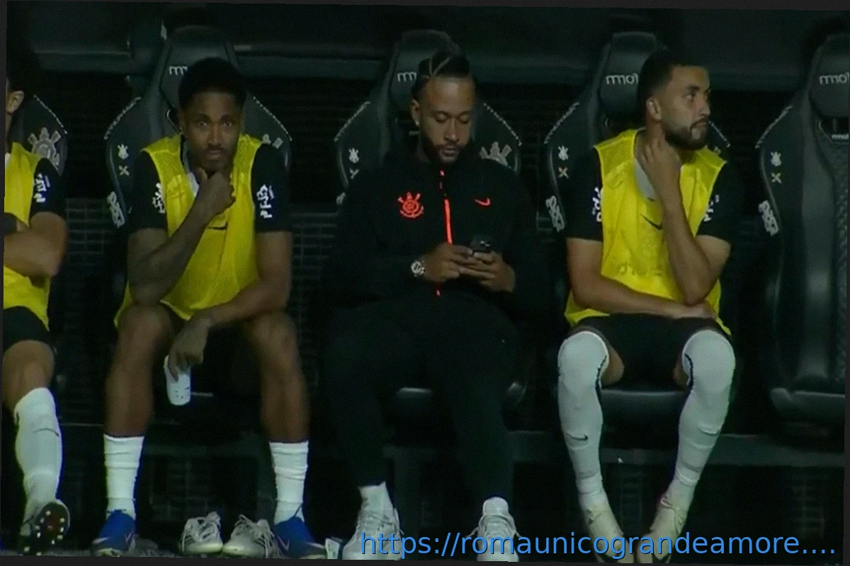 Preview Memphis Depay sorpreso con lo smartphone in panchina: richiamo dallo staff